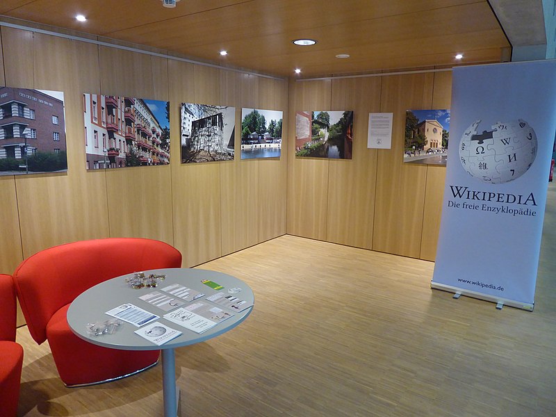 File:WikiWedding Ausstellung Schiller-Bibliothek-002.jpg