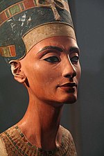 Kraljica Nefertiti, Ajeva hčerka in Ehnatonova žena. Bila je velika kraljeva žena in kot taka njegova sovladarka. Mogoče je tudi, da je nekaj časa vladala samostojno kot Neferneferuaton