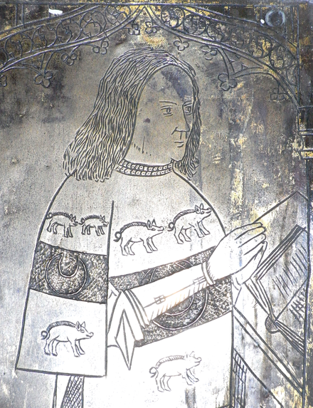 Sir William Huddesfield, detail from his monumental brass in Shillingford St George Church, Devon. On his tabard are displayed his arms: Argent, a fess between three boars passant facing sinister sable a crescent for difference WilliamHuddesfield DetailFromBrass ShillingfordChurch Devon.PNG