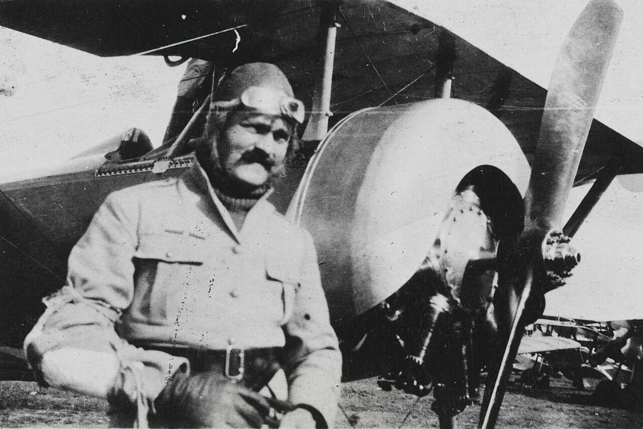 Photo du jour - 22 aou 2022 - 1280px-William_Thaw,_right_arm_in_a_cast,_member_of_the_Lafayette_Escadrille_stands_in_front_of_a_Nieuport_XVI
