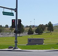 Schild auf dem Friedhof in Winnemucca mit der Aufschrift: „Welcome to Winnemucca, Proud of it!“ (deutsch: Willkommen in Winnemucca, [wir sind] darauf stolz)