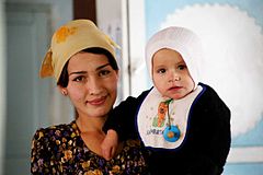 Tadzsik asszony a gyermekével