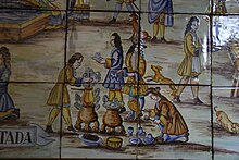 Azulejos amarelos, marrons e azuis mostram figuras em trajes do século XVII preparando a bebida em potes e outros servindo-se