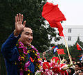 O comandante Zhai recebido em festa pelo povo.