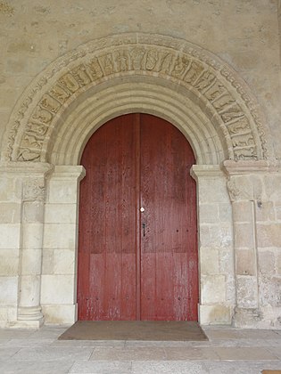 Église Notre Dame et Saint-Junien de Lusignan, petit portail sculpté.JPG