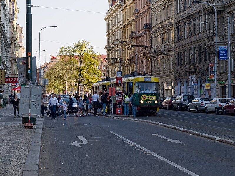 File:Újezd, linka 9 směr Národní divadlo.jpg