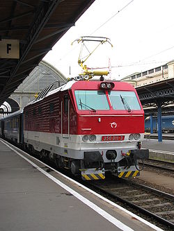 A Hungária a Szlovák Vasutak ŽSSK 350 típusú villanymozdonyával a Keleti pályaudvaron 2009-ben