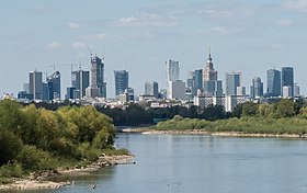 Śródmieście Warszawy widziane z mostu Siekierkowskiego 2020.jpg