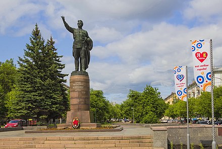 Сколько лет кирову. Памятник Кирову на Октябрьском проспекте. Памятник Сергею Мироновичу Кирову. Памятник Кирова в Махачкале. Памятник Кирову в Кирове у ЦУМА.