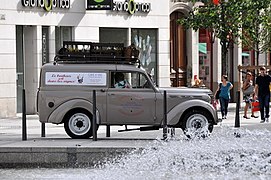 "Renault Juvaquatre" Place de la République Lyon - Flickr - FaceMePLS.jpg