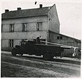 Náměstíčko vedle Fricova mlýna s nákladním automobilem, bez data (40. léta 20. století)