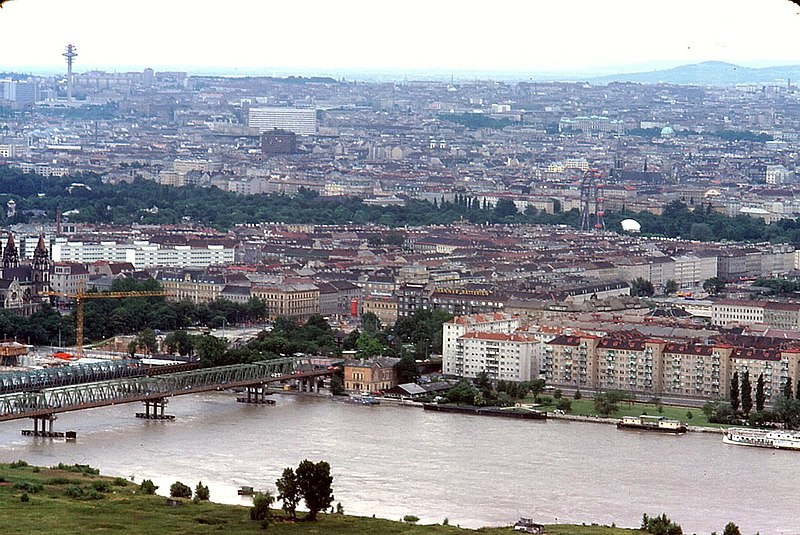 File:042L11060778 Blick vom Donauturm, Bereich Reichsbrücke.jpg