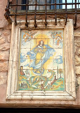 Detalle de plafón cerámico con la imagen de la Inmaculada Concepción en la fachada de una casa de Albarracín (Teruel), 2017.