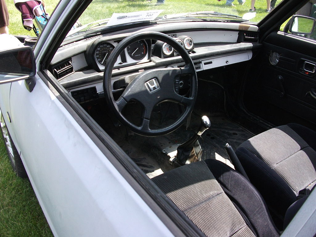 https://upload.wikimedia.org/wikipedia/commons/thumb/0/0c/1978_Honda_Civic_interior_%284794336191%29.jpg/1024px-1978_Honda_Civic_interior_%284794336191%29.jpg