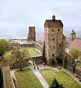Blick vom Johannis/Coselturm auf den 3. und 4. Burghof mit Seigerturm (vorn) und Siebenspitzenturm (hinten) (1986)