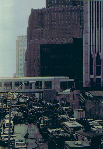 1993年の世界貿易センター爆破事件に対応した救助車の行列の画像。 フレームの右端に1つの世界貿易センターがあります。