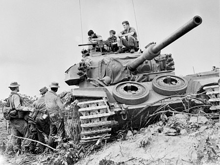 Tập_tin:1_RAR_soldiers_speak_with_the_crew_of_a_Centurion_tank_in_July_1968.jpg