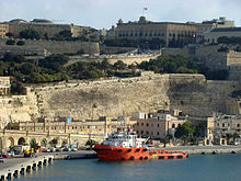 Hafen von Valletta mit dem Regierungspalast Auberge de Castille