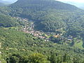 Gezicht op Bindersbach vanaf de Trifels; rechts het Kurhaus (congrescentrum)