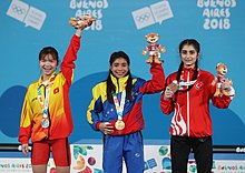 2018-10-07 Тяжелая атлетика девушки до 44 кг на летних юношеских Олимпийских играх 2018 - Церемония победы (Мартин Рульш) 24.jpg