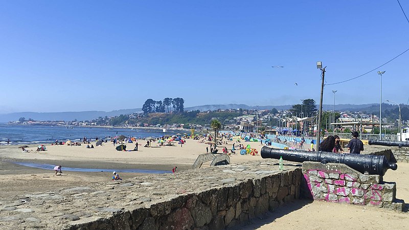 File:2022-02-01 Playa Penco desde Fuerte La Planchada.jpg