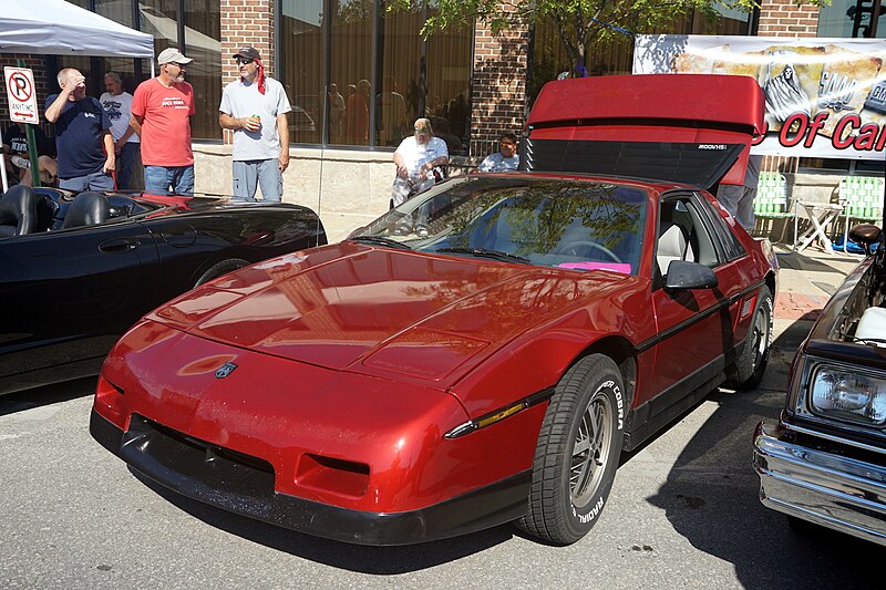 File:2023 Downtown West Allis Classic Car Show 02 (1987 Pontiac Fiero SE).jpg