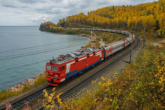 圖為西伯利亞鐵路客運列車，行駛於鐵路位於斯柳江卡贝加尔湖畔路段。