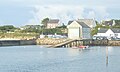 La station de sauvetage en mer d'Esquibien au port de Sainte-Évette vue de la mer.