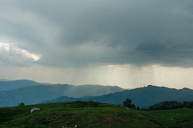 640px-A_landscape_of_Mushkpuri_top,_Nathia_Gali_hills_and_rain_clouds.jpg (640×425)