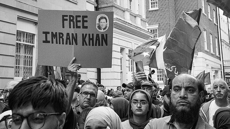 File:A protester in London holds up a placard calling for freedom for Pakistan's former Prime Minister Imran Khan.jpg