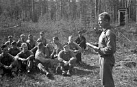 Aarne Reini luennoimassa sotilaille jatkosodan aikaan 1943.