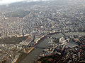 Das London Eye dreht sich seit dem Jahr 2000 in London. Eine Umdrehung dauert eine halbe Stunde und das Rad ist 135 Meter hoch.