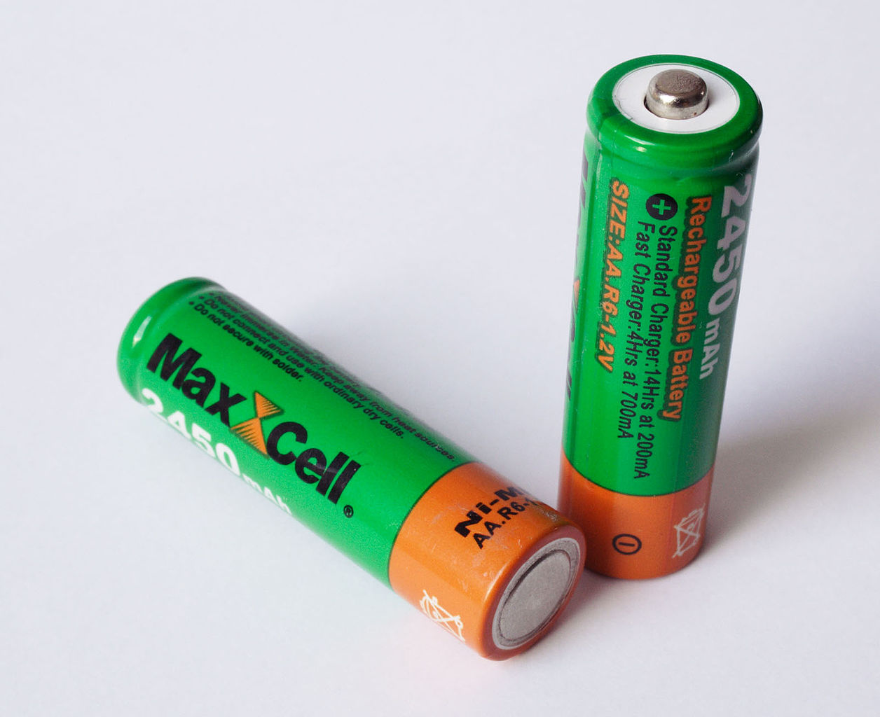 File:Auchan LR6 (AA) and LR03 (AAA) batteries.jpg - Wikimedia Commons