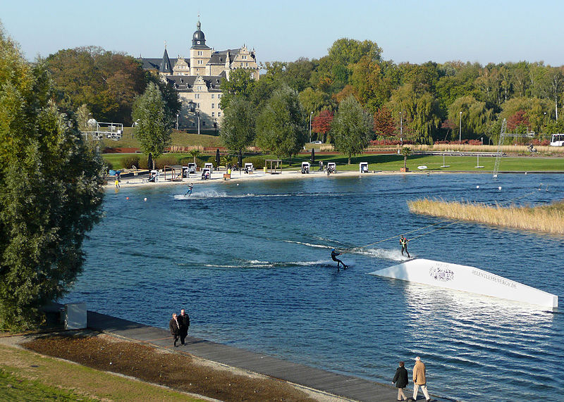 File:Allerpark und Schloss.jpg