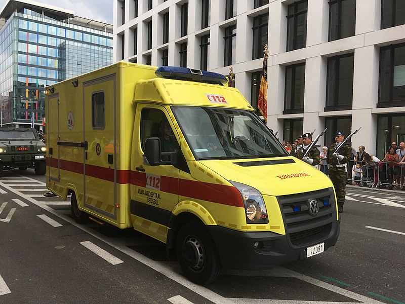 Bestand:Ambulance MHKA Nationaal Defilé 2018.jpg