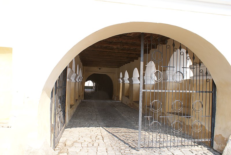 File:Ansamblul bisericii evanghelice fortificate Hărman. Galeria de intrare 2.JPG