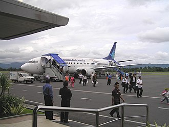 Garuda Indonesia Boeing 737-400 Apron Adisucipto Airport.jpg