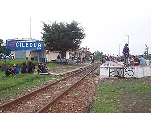 Stasiun Ciledug yang penuh sesak saat sore hari.