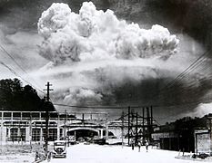 Gobasti oblak po eksploziji atomske bombe v Nagasakiju