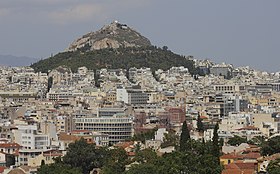 Ликавитос возвышается над городскими кварталами Афин
