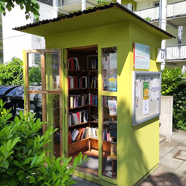 File:Bücherschrank Offenbach Weikertsblochstraße.jpg