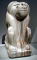 镌刻有那尔迈王名的狒狒神雪花石膏雕像，藏于柏林埃及博物馆。