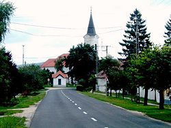 Kostel a hlavní ulice v Bakonykoppánách