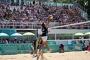 Deutsch: Beachvolleyball bei den Olympischen Jugendspielen 2018; Tag 11, 17. Oktober 2018; Jungen, Spiel um Platz 3 – Argentinien-Ungarn 2:0 (21–15/21–15) English: Beach volleyball at the 2018 Summer Youth Olympics at 17 October 2018 – Bronze Medal Match – Argentina-Hungary 2:0 (21–15/21–15)