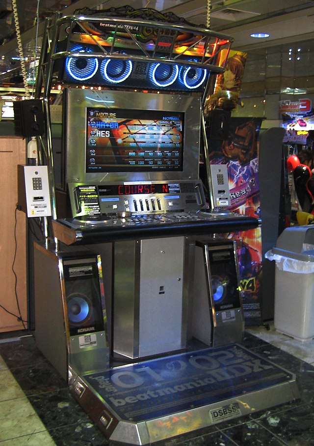 File:BeatmaniaIIDX 14 gold arcade machine.jpg - Wikipedia