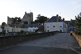 Le « Pont Romain » (au premier plan) et les ruines du château (à gauche, en arrière-plan).