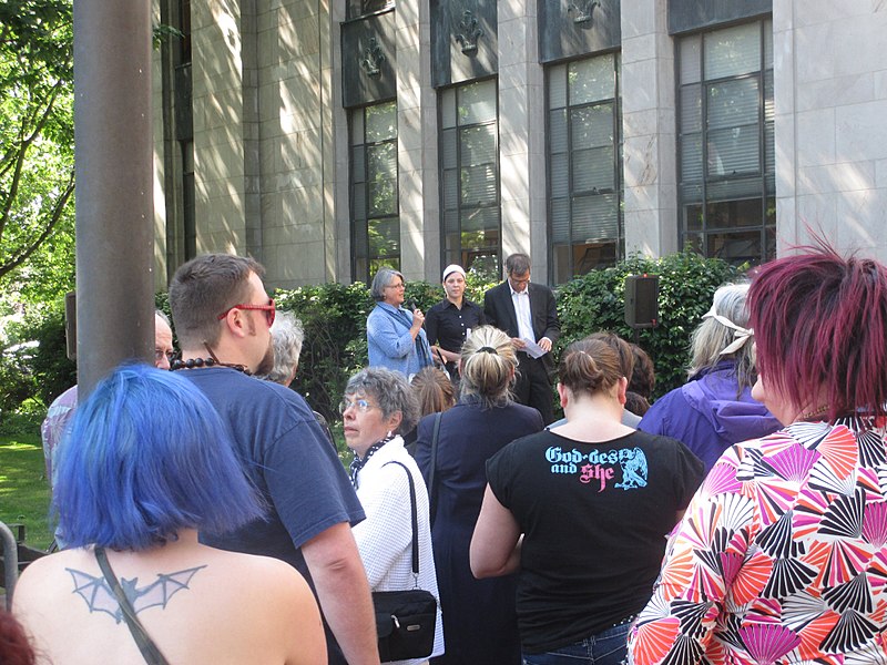 File:Bellingham mayor Kelli Linville and city council president Seth Fleetwood did the flag raising (9331439605).jpg