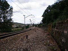 Español: Línea León-La Coruña, entre la estación de Bembibre, justo en la doble curva a la salida de esta y mirando a ella, y la estación de Villaverde de los Cestos, en el término municipal de Bembibre. 05-06-2009.