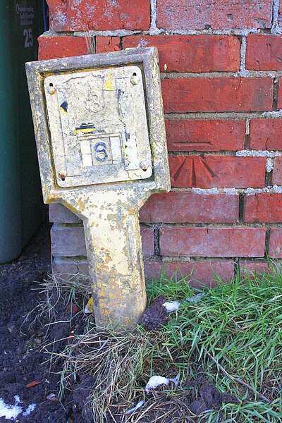 File:Benchmark on Wittenham Lane outbuilding - geograph.org.uk - 4336188.jpg