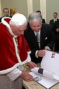 Benedikt XVI. mit hermelinverbrämter Mozetta